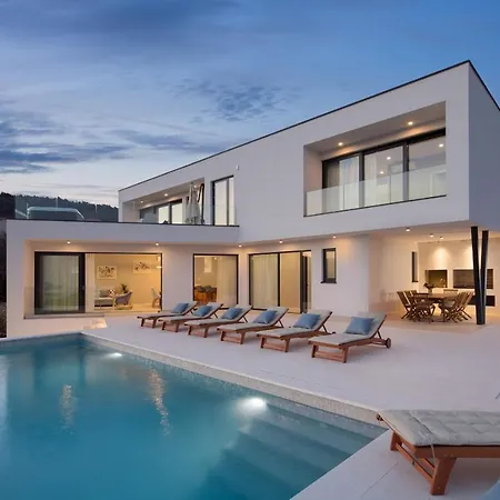 Selene Villa
