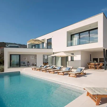 Selene Villa